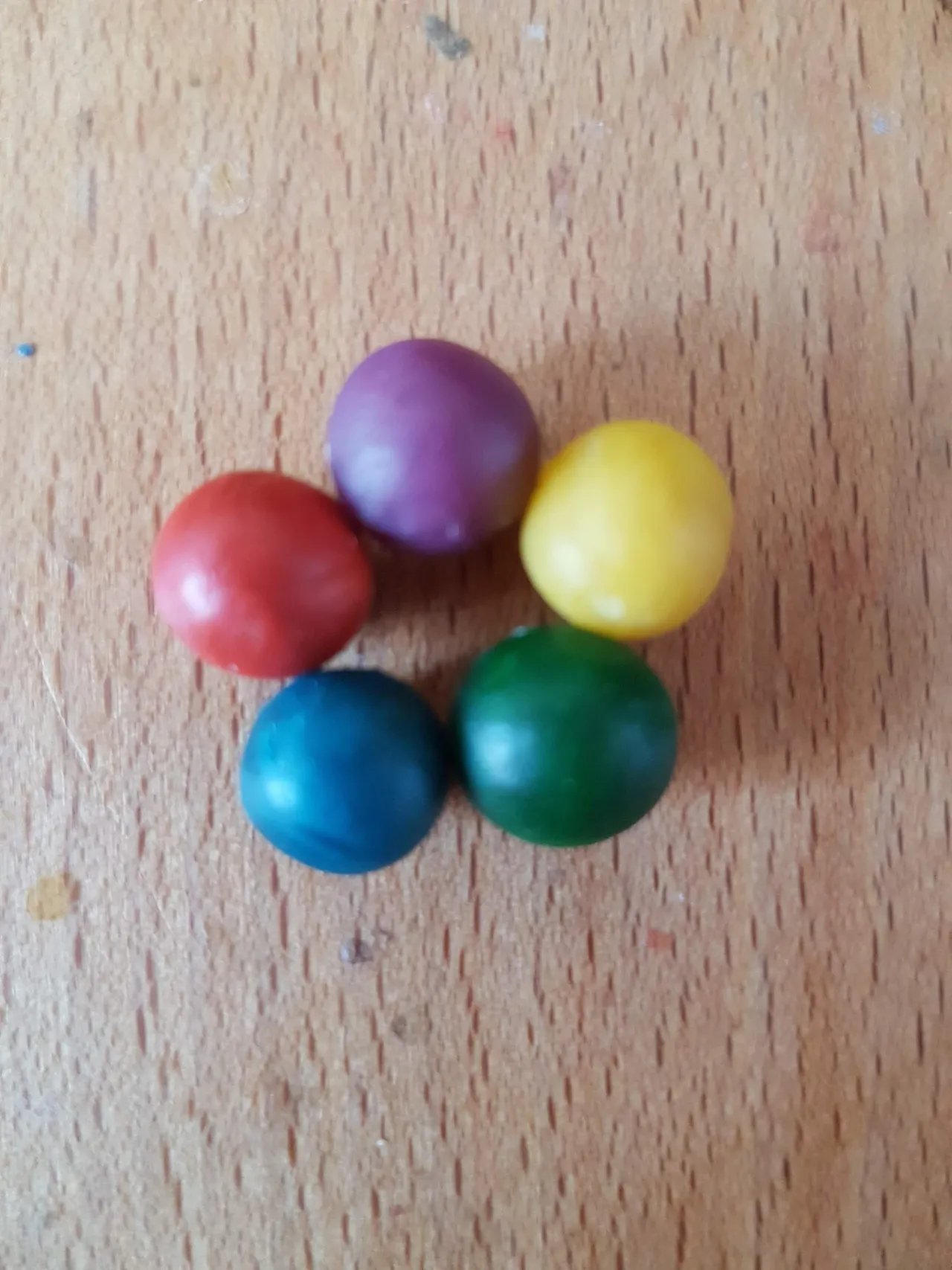 Perles rondes de cire colorée façonnées à la main